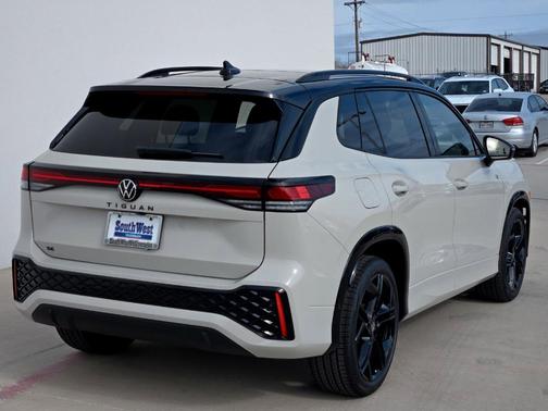 2026 Volkswagen Tiguan 2.0T SE R-Line Black