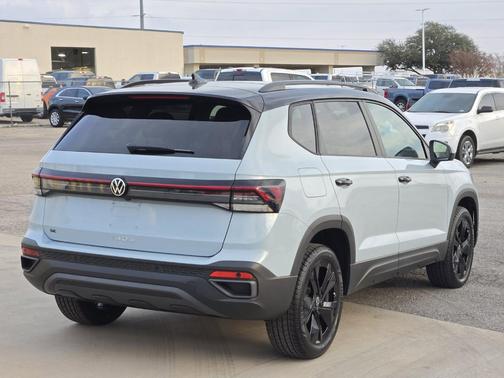 2026 Volkswagen Taos 1.5T SE Black