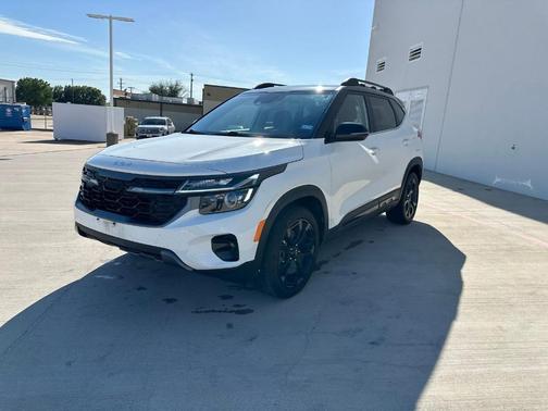 Clear White / Black Roof 2024 Kia Seltos X-Line