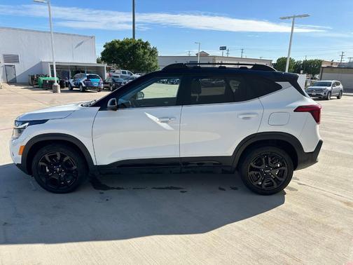 Clear White / Black Roof 2024 Kia Seltos X-Line