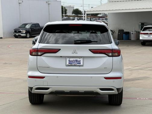 White Diamond 2023 Mitsubishi Outlander SE