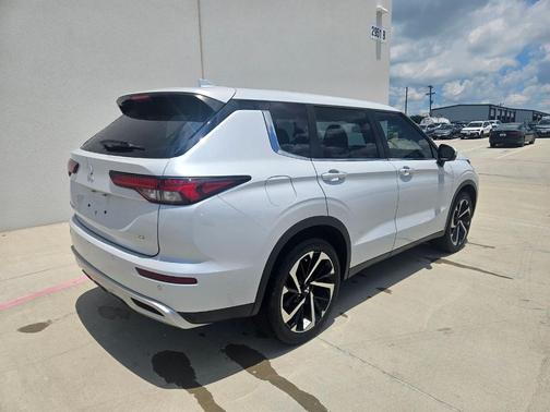 White Diamond 2023 Mitsubishi Outlander SE