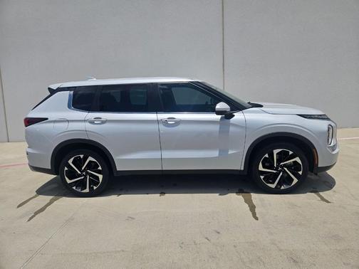 White Diamond 2023 Mitsubishi Outlander SE