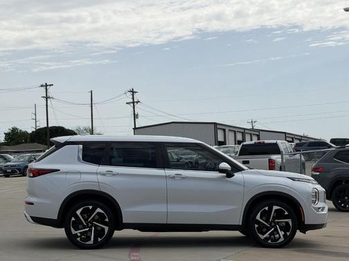 White Diamond 2023 Mitsubishi Outlander SE