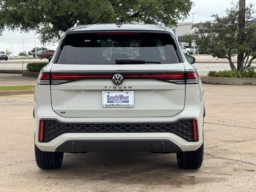 Sandstone 2026 Volkswagen Tiguan 2.0T SE R-Line Black