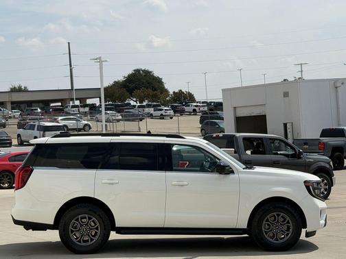 Star White Metallic Tri-Coat 2025 Ford Expedition Active