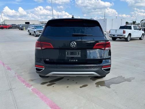 Deep Black Pearl Effect 2024 Volkswagen Taos 1.5T SE