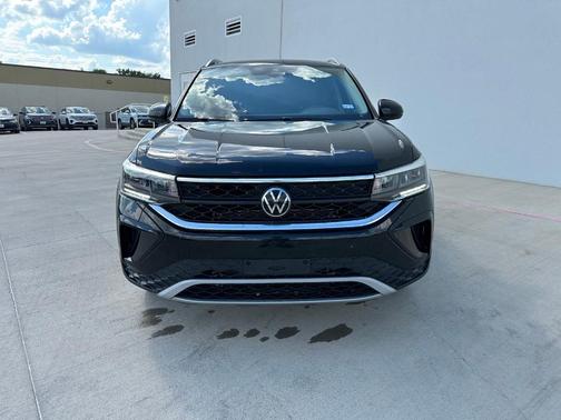 Deep Black Pearl Effect 2024 Volkswagen Taos 1.5T SE