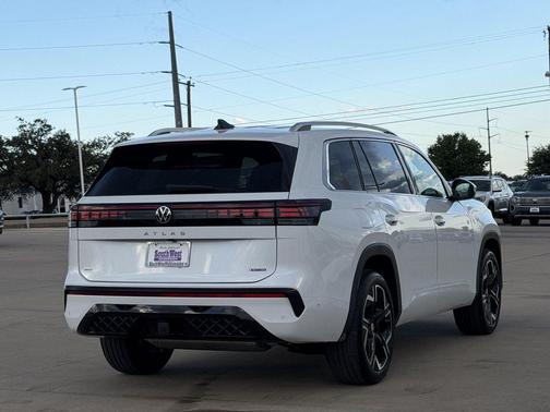 Opal White Pearl 2027 Volkswagen Atlas SEL Premium R-Line