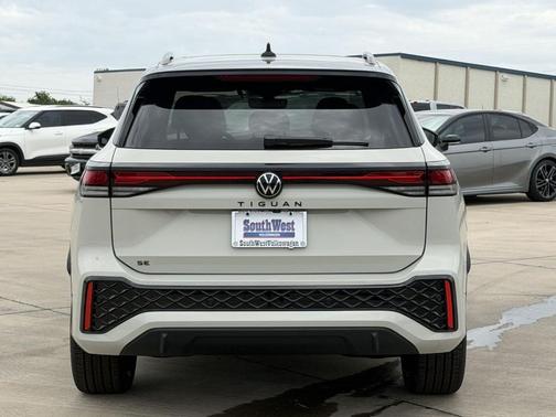 Sandstone 2026 Volkswagen Tiguan 2.0T SE R-Line Black