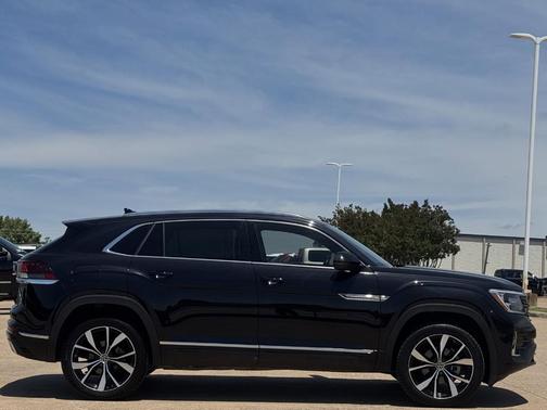 Deep Black Pearl Effect 2024 Volkswagen Atlas Cross Sport 2.0T SEL Premium R-Line