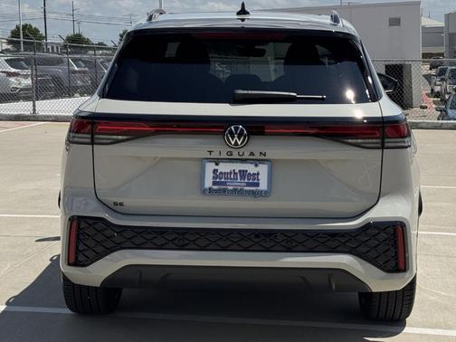 Sandstone 2026 Volkswagen Tiguan 2.0T SE R-Line Black