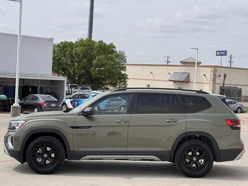 Avocado Green Pearl 2026 Volkswagen Atlas 2.0T Peak Edition