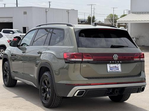 Avocado Green Pearl 2026 Volkswagen Atlas 2.0T Peak Edition