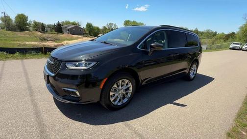 Brilliant Black Crystal Pearlcoat 2022 Chrysler Pacifica Touring L