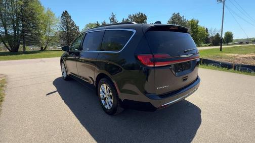 Brilliant Black Crystal Pearlcoat 2022 Chrysler Pacifica Touring L