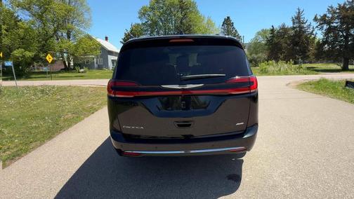 Brilliant Black Crystal Pearlcoat 2022 Chrysler Pacifica Touring L