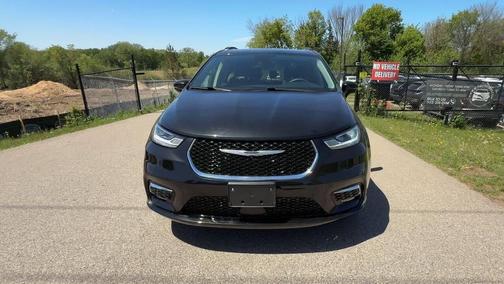 Brilliant Black Crystal Pearlcoat 2022 Chrysler Pacifica Touring L