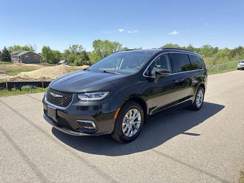 Brilliant Black Crystal Pearlcoat 2022 Chrysler Pacifica Touring L