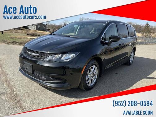 Brilliant Black Crystal Pearlcoat 2022 Chrysler Voyager LX