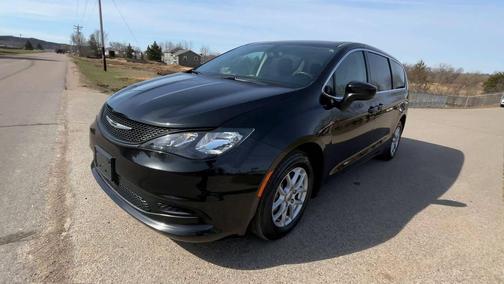 Brilliant Black Crystal Pearlcoat 2022 Chrysler Voyager LX