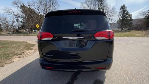 Brilliant Black Crystal Pearlcoat 2022 Chrysler Voyager LX