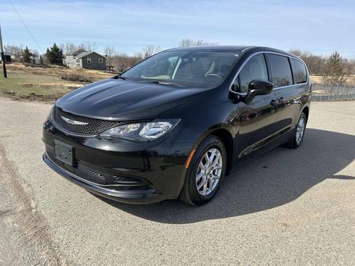 Brilliant Black Crystal Pearlcoat 2022 Chrysler Voyager LX