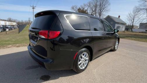 Brilliant Black Crystal Pearlcoat 2022 Chrysler Voyager LX