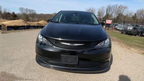Brilliant Black Crystal Pearlcoat 2022 Chrysler Voyager LX