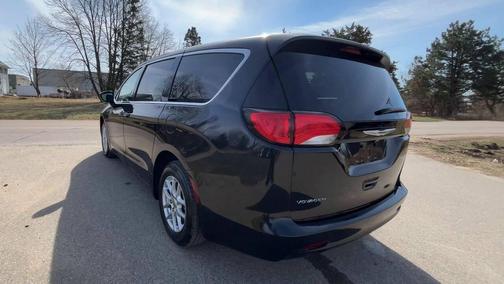 Brilliant Black Crystal Pearlcoat 2022 Chrysler Voyager LX