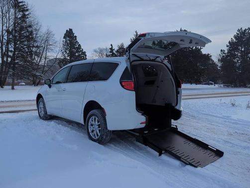 2022 Chrysler Voyager LX