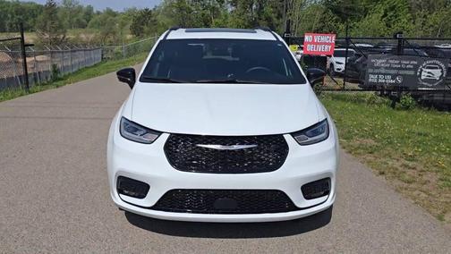Bright White Clearcoat 2024 Chrysler Pacifica Limited