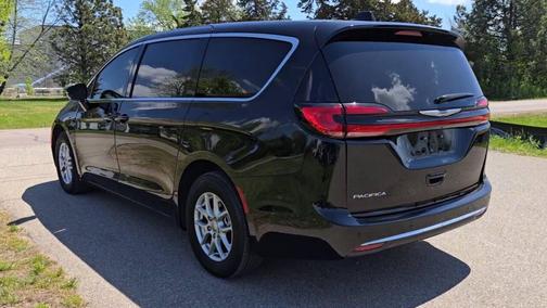 Diamond Black Crystal Pearlcoat 2024 Chrysler Pacifica Touring L