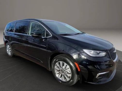 Diamond Black Crystal Pearlcoat 2024 Chrysler Pacifica Hybrid Select