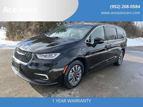 Diamond Black Crystal Pearlcoat 2024 Chrysler Pacifica Hybrid Select