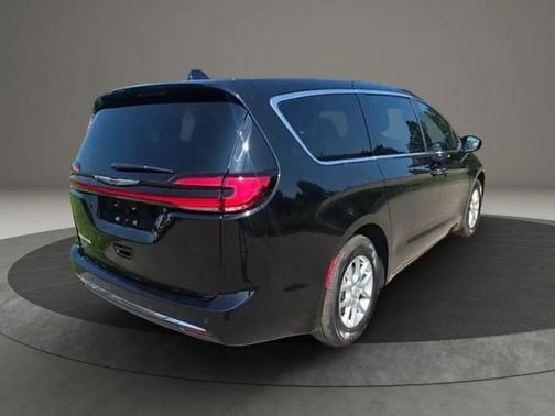 Diamond Black Crystal Pearlcoat 2026 Chrysler Pacifica L