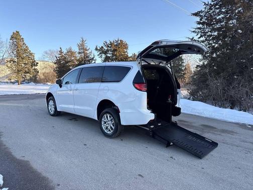 2024 Chrysler Pacifica Touring