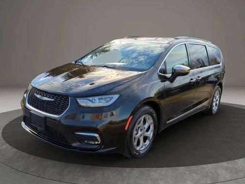 Brilliant Black Crystal Pearlcoat 2023 Chrysler Pacifica Limited