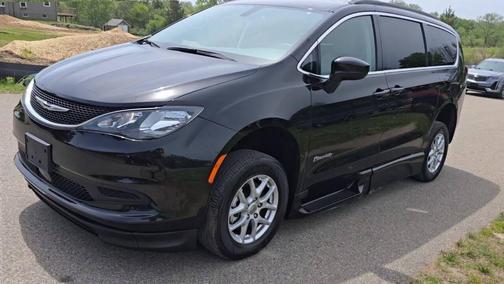 Brilliant Black Crystal Pearlcoat 2021 Chrysler Voyager LXI
