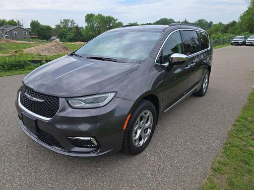 Granite Crystal Metallic Clearcoat 2023 Chrysler Pacifica Limited