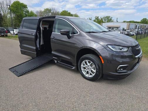 Granite Crystal Metallic Clearcoat 2023 Chrysler Pacifica Touring L