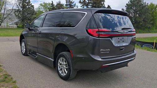 Granite Crystal Metallic Clearcoat 2023 Chrysler Pacifica Touring L