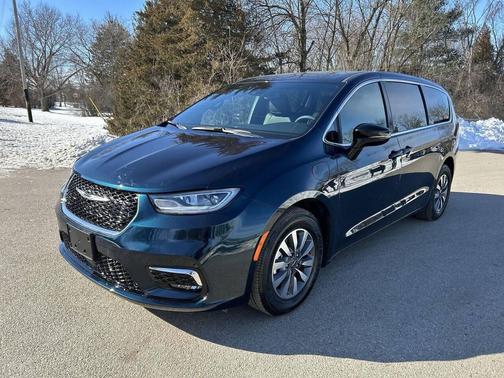 2025 Chrysler Pacifica Hybrid Select