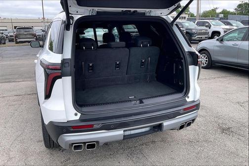 Summit White 2024 Chevrolet Traverse LT