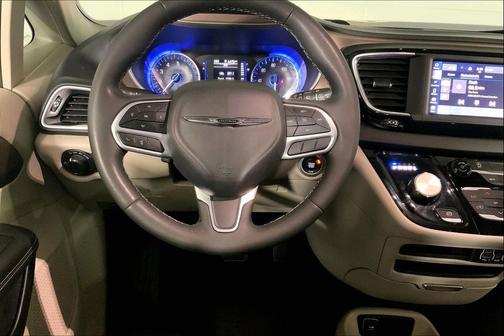 Brilliant Black Crystal Pearlcoat 2023 Chrysler Voyager LX