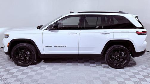 Bright White Clearcoat 2023 Jeep Grand Cherokee Altitude