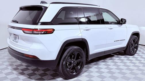 Bright White Clearcoat 2023 Jeep Grand Cherokee Altitude