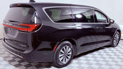 Brilliant Black Crystal Pearlcoat 2023 Chrysler Pacifica Hybrid Touring L