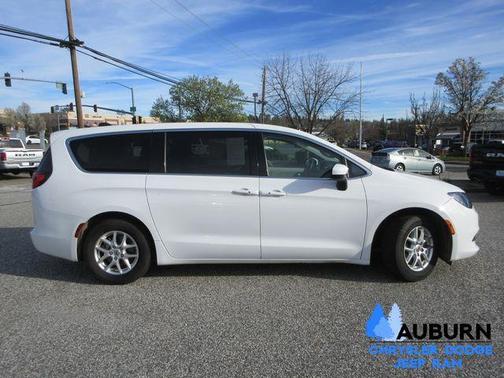 2022 Chrysler Voyager LX