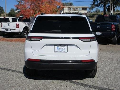 2025 Jeep Grand Cherokee Laredo